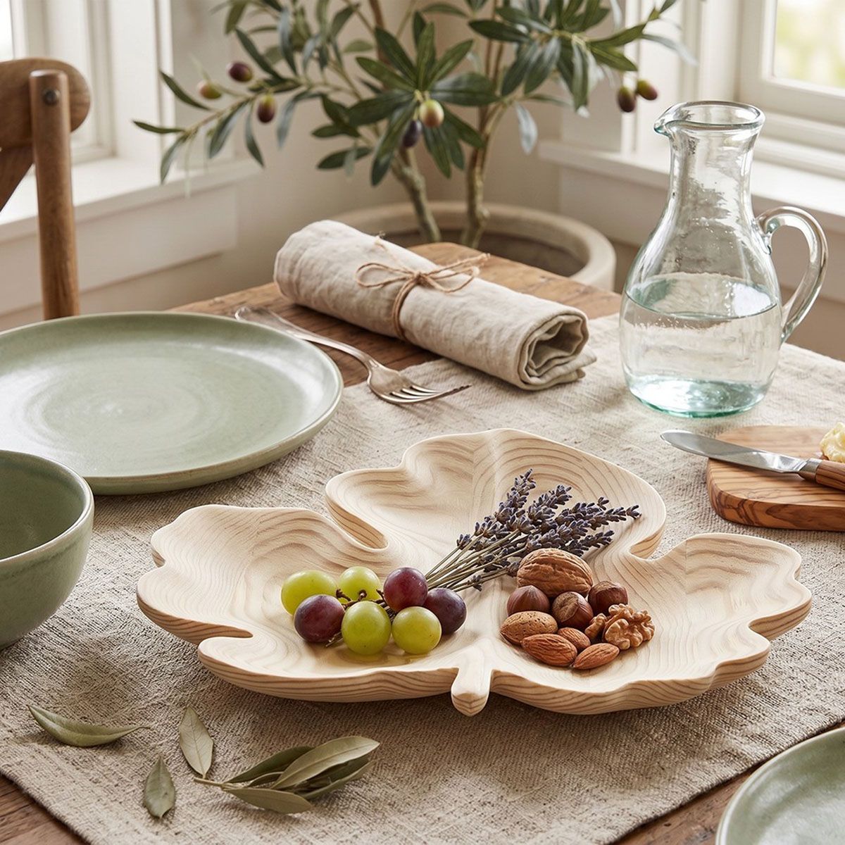 Leaf-shaped tray
